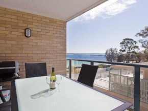 Shoreline, 4,7 Victoria Parade - Views over Fly Point and close to Nelson Bay Marina